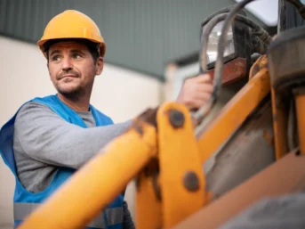 Descubra por que as máquinas compactas dominam as obras urbanas: versatilidade, economia, sustentabilidade e aluguel flexível na construção civil.