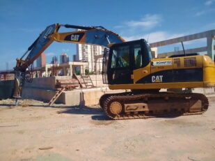 Maquina com Rompedor para Demolição Mecanizada