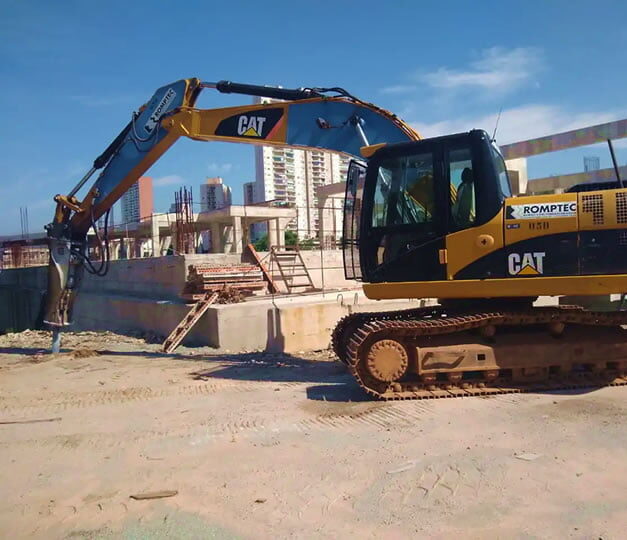 Maquina com Rompedor para Demolição Mecanizada Maquina com Rompedor para Demolição Mecanizada