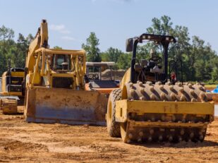 Equipamento pesado operando em obra
