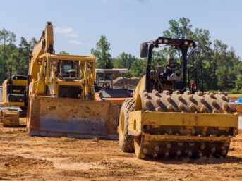 Equipamento pesado operando em obra