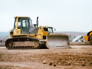 Escavadeira operando em obra