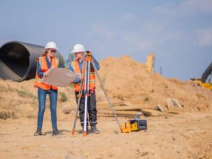 Topografia sendo realizada por profissionais em obra