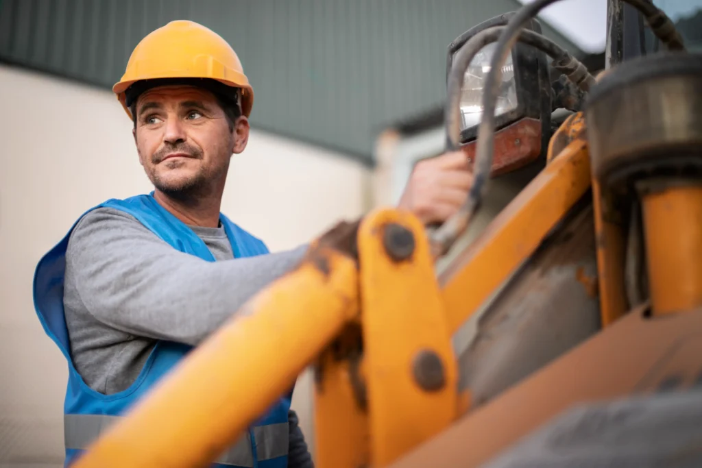 Descubra por que as máquinas compactas dominam as obras urbanas: versatilidade, economia, sustentabilidade e aluguel flexível na construção civil.